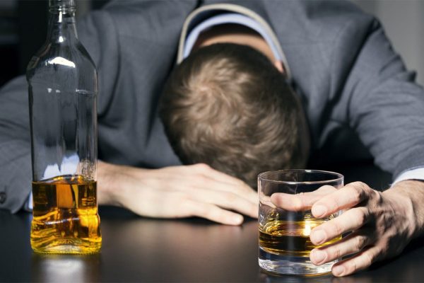 Ce este „alcoolismul” sau „dependența de alcool”?