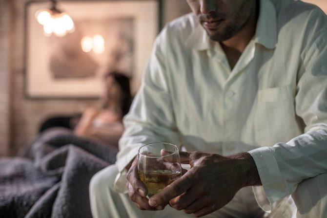Ce înseamnă „stadiul de negare” al alcoolismului și care este „amăgirea” alcoolicului?